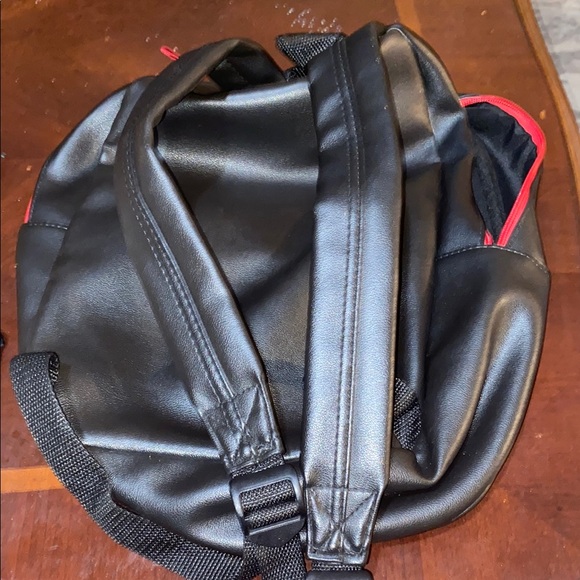 FRIENDS Black Backpack with Iconic Sitcom Design - Picture 2 of 6